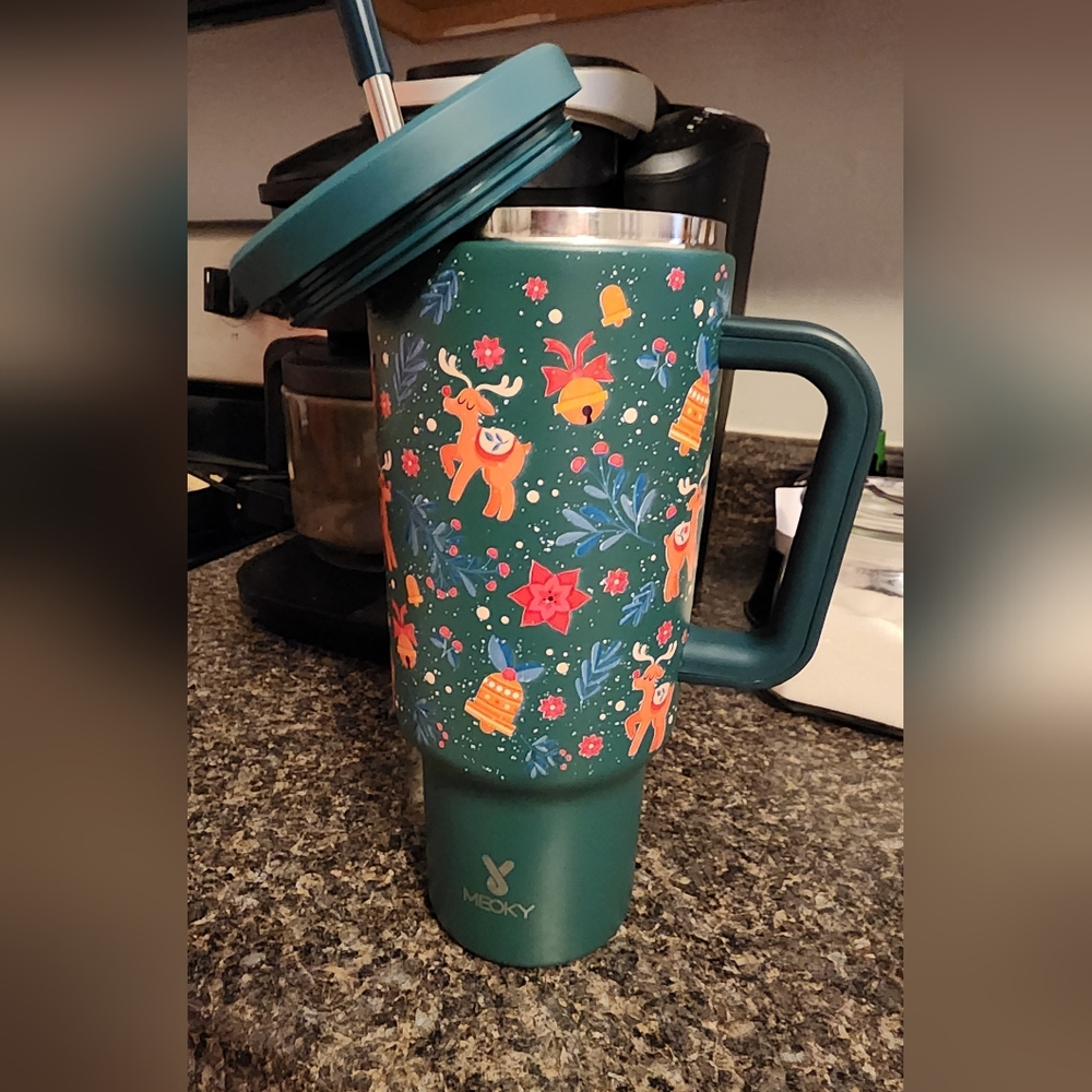 🍶Festive Reindeer Tumbler (40oz)
